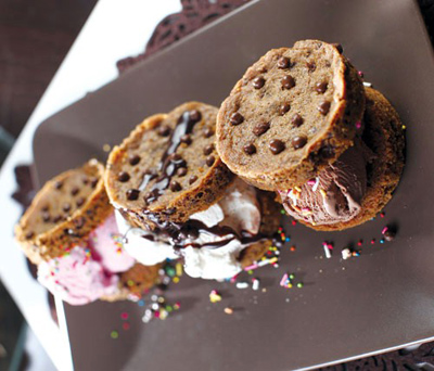 ice cream sandwich طرز تهیه کوکی شکلاتی با بستنی به روش دیگر