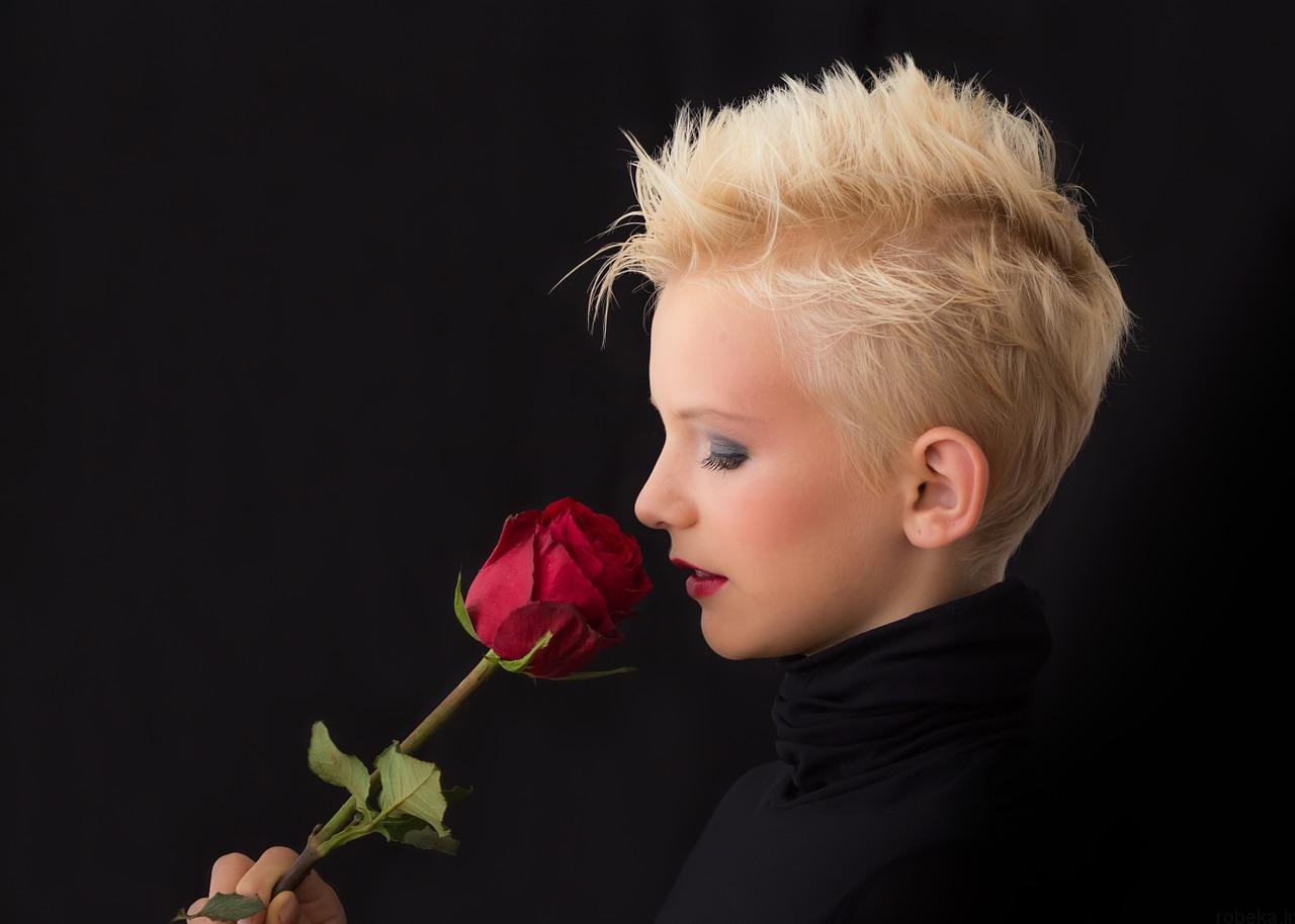 عکس پروفایل مشکی دخترونه با گل رز قرمز